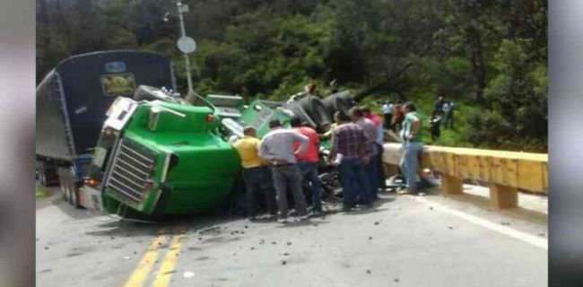 Un conductor de tractomula se queda sin frenos y muere | Noticias de Buenaventura, Colombia y el Mundo