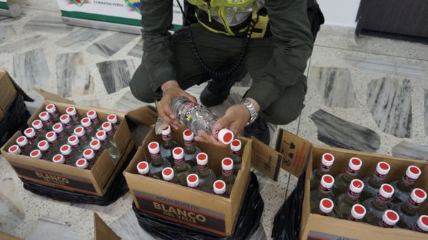 708 botellas de licor, halladas en una furgoneta en camino a Buenaventura | Noticias de Buenaventura, Colombia y el Mundo