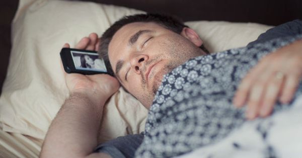Estudio revela lo malo de dormir con tu celular cerca de tu cama | Noticias de Buenaventura, Colombia y el Mundo