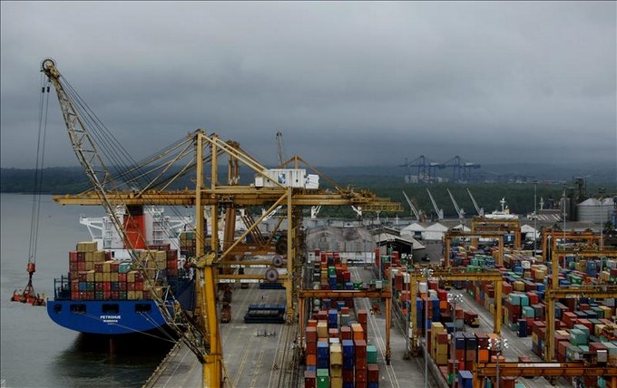 Luego de una investigación que inició en abril de 2018, el Ministerio del Trabajo decretó una Sanción a la Sociedad Portuaria Regional de Buenaventura, quien maneja el puerto, con una multa de $454.263.000.oo, por violación de la Convención Colectiva del sindicato Unión Portuaria firmada en 2015.