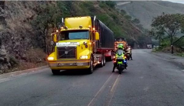 Armada, Policía y Ejercito acompañan caravanas de transportadores en la vía a Buenaventura | Noticias de Buenaventura, Colombia y el Mundo