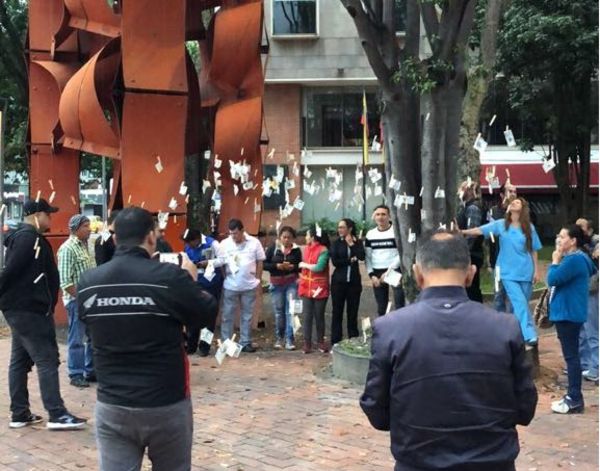 Arbol lleno de billetes causa sensación en Bogotá | Noticias de Buenaventura, Colombia y el Mundo