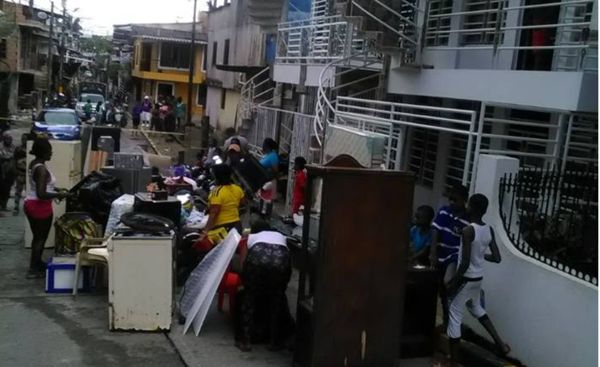 Bomberos evacuan familias en el Barrio Cristóbal Colón por amenaza de colapso de vivienda | Noticias de Buenaventura, Colombia y el Mundo