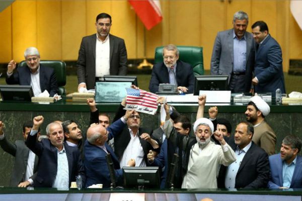 Tras retiro de Estados Unidos en acuerdo nuclear, Parlamento iraní quema su bandera | Noticias de Buenaventura, Colombia y el Mundo