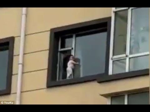 Niño se pasea por la ventana de un quinto piso | Noticias de Buenaventura, Colombia y el Mundo