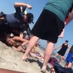 [VIdeo fuerte]: Policía golpea en la cabeza a una joven durante un arresto en la playa | Noticias de Buenaventura, Colombia y el Mundo