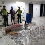 Policía descubre sitio clandestino para fabricar licor adulterado en Buenaventura | Noticias de Buenaventura, Colombia y el Mundo