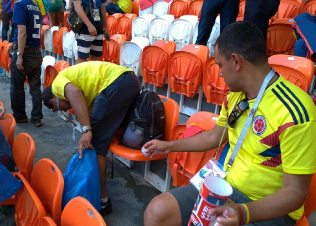 Los hinchas colombianos recogieron la basura del estadio después del partido con Japón | Noticias de Buenaventura, Colombia y el Mundo