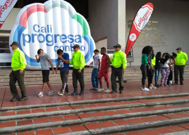 Capturan a ‘Los Azules’ por vender hasta 3.500 dosis de droga en colegios de Cali | Noticias de Buenaventura, Colombia y el Mundo