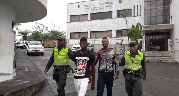 Policía captura a dos sujetos en el centro con un arma ilegal y municiones | Noticias de Buenaventura, Colombia y el Mundo