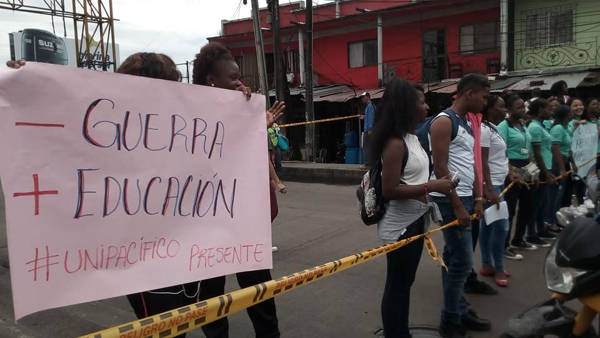 Jovenes de Buenaventura realizaron plantón en el Puente del piñal por la educación | Noticias de Buenaventura, Colombia y el Mundo