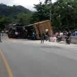 Falla mecánica en tracto-camión genera volcamiento y bloqueó la vía a Buenaventura | Noticias de Buenaventura, Colombia y el Mundo