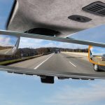 Aston Martin tiene un nuevo espejo retrovisor híbrido que muestra tres señales de vídeo simultáneas para puntos ciegos