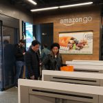 Ni efectivo ni tarjetas ni reconocimiento facial: Amazon prepara un método de pago escaneando las manos