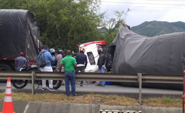 Un muerto y un herido deja accidente entre dos camiones en la vía a Andalucía, Valle
