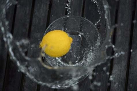 Agua con limón, ¿realmente ayuda a adelgazar?