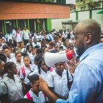 Alcalde de Buenaventura habla a estudiantes