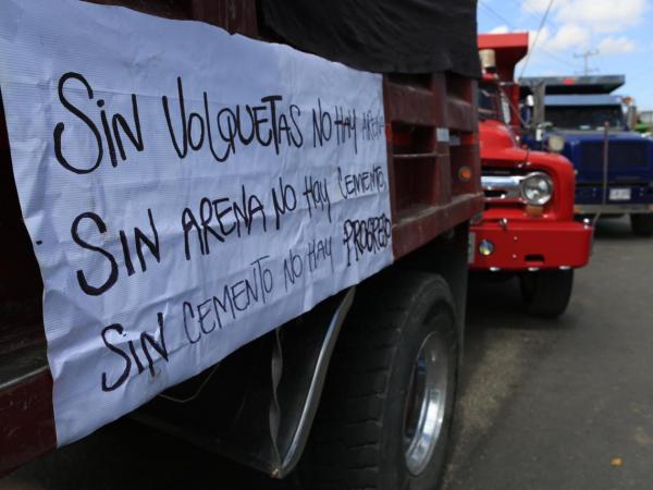 Caos en varios puntos de Bogotá por protestas de transportadores