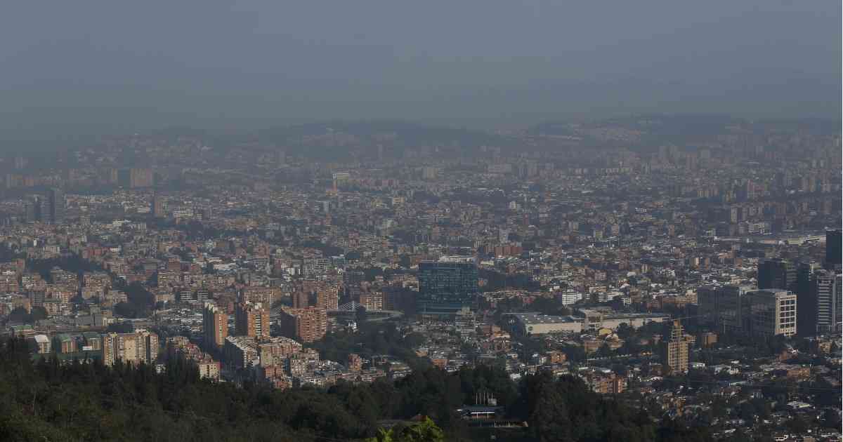 Las estaciones de medición de calidad del aire en Bogotá siguen mostrando una grave problemática de contaminación en la ciudad. Foto: Guillermo Torres.
