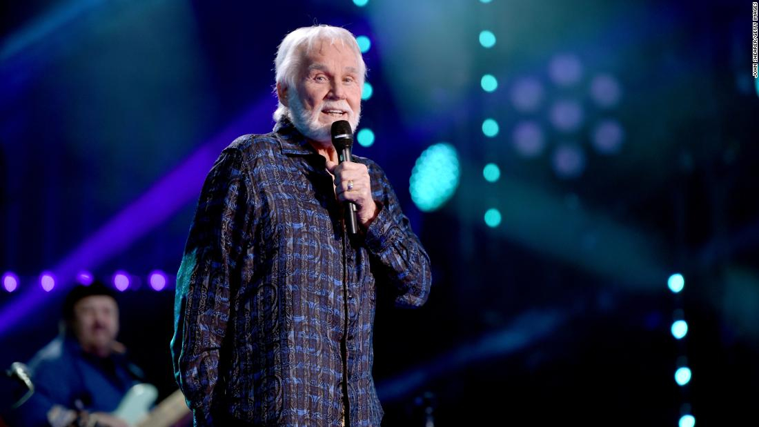 Muere Kenny Rogers, legendario cantante de country, a los 81 años