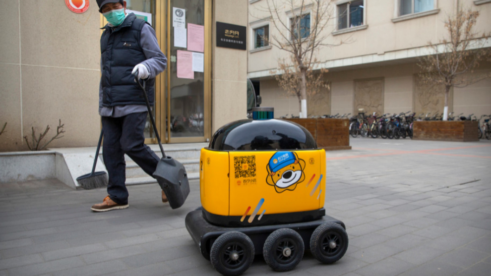 Un RoboPony, junto a un operario de mantenimiento, en las calles de...