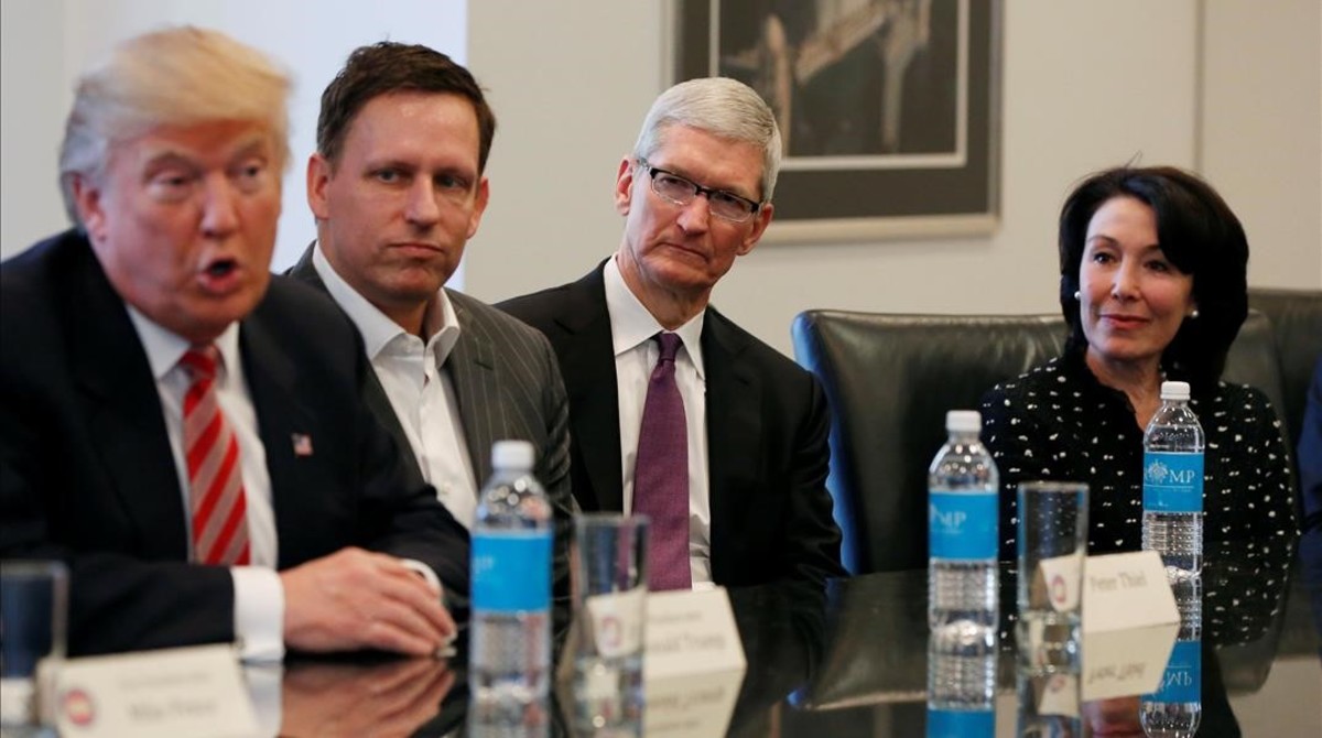 Trump (izquierda) junto a Peter Thiel (PayPal), Tim Cook (Apple) y Safra Catz (Oracle), durante la reunión en la Trump Tower, en Nueva York, este miércoles.