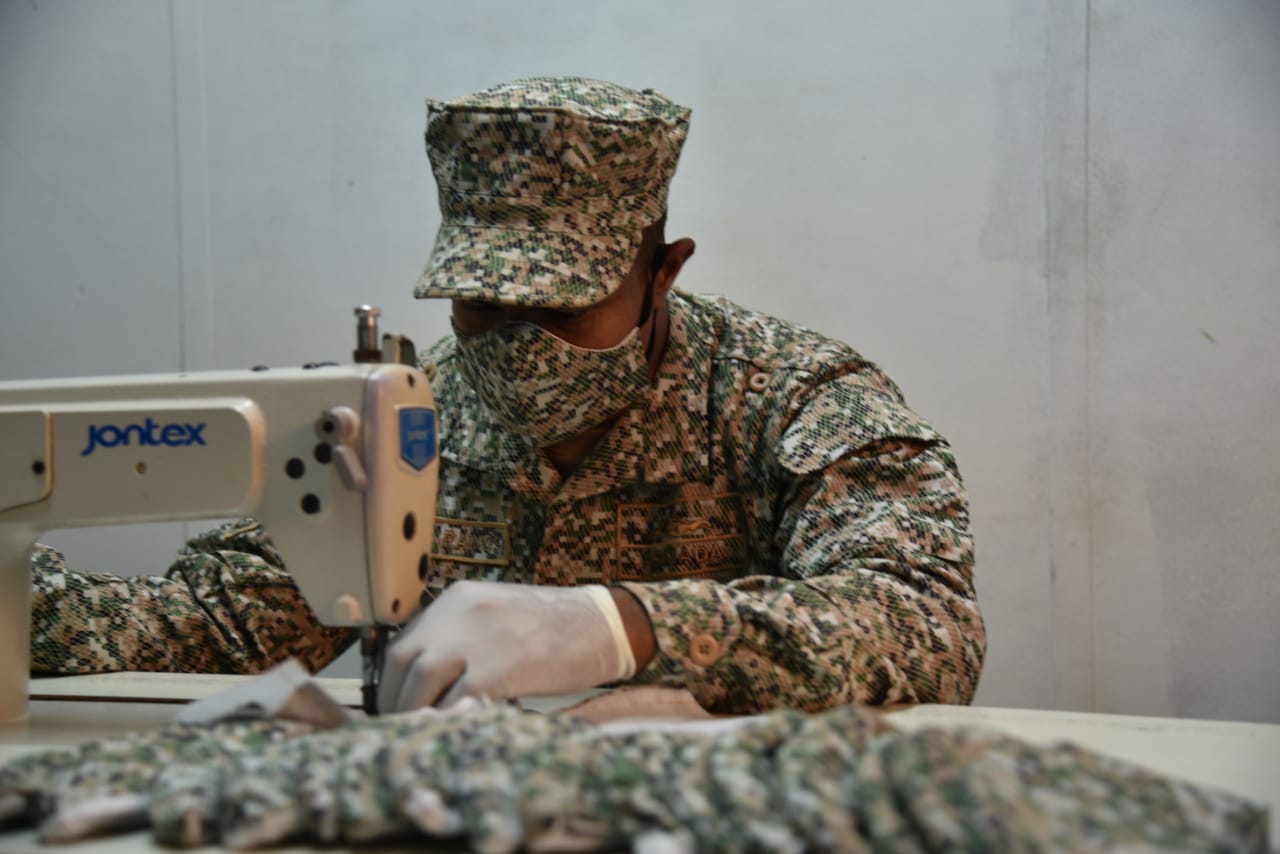 Infantes de marina fabrican tapabocas para sus compañeros en Bahía Málaga