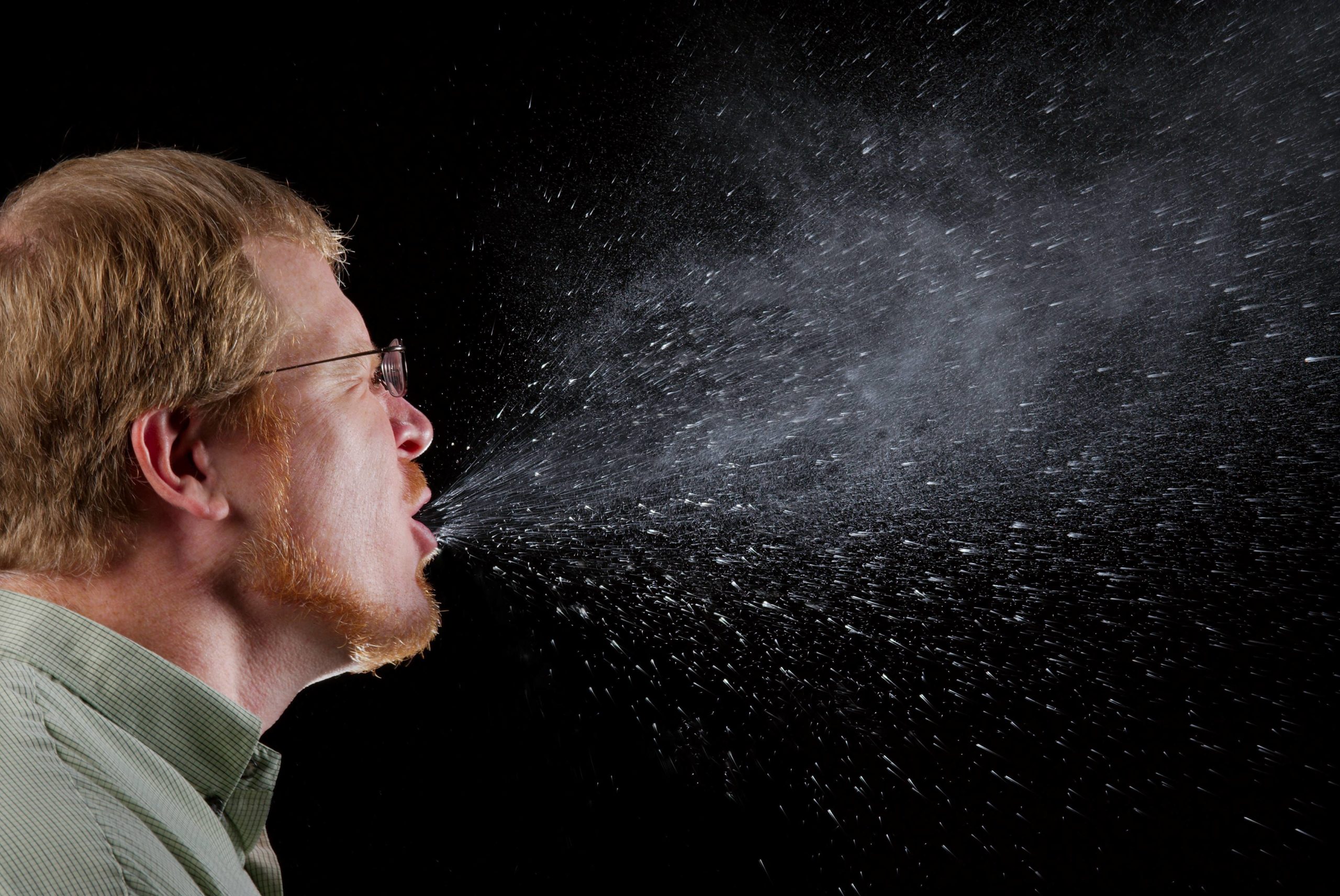 Coronavirus: video muestra cómo un estornudo puede contagiarte