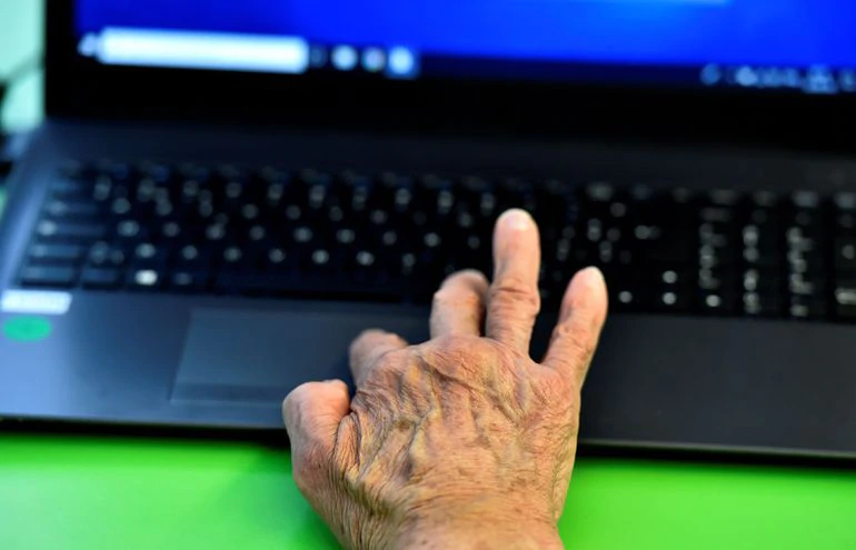 Ancianos confinados se suben al tren de la tecnología durante la pandemia - Tecnología