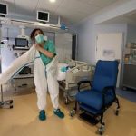 La enfermera Cristina Cadenas, de 53 años, se pone un equipo de protección individual (EPI) al comienzo de su turno en el hospital Príncipe de Asturias, en Alcalá de Henares, España, el 30 de abril de 2020 (REUTERS/Sergio Pérez)