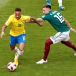 Héctor Herrera intentando detener a Neymar en los octavos de final del Mundial de Rusia (Foto: Reuters)