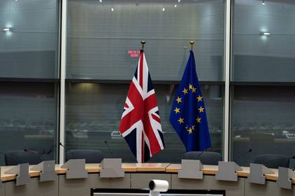 Las banderas de Reino Unido y la UE en la sede de la Comisión Europea en Bruselas, Bélgica.