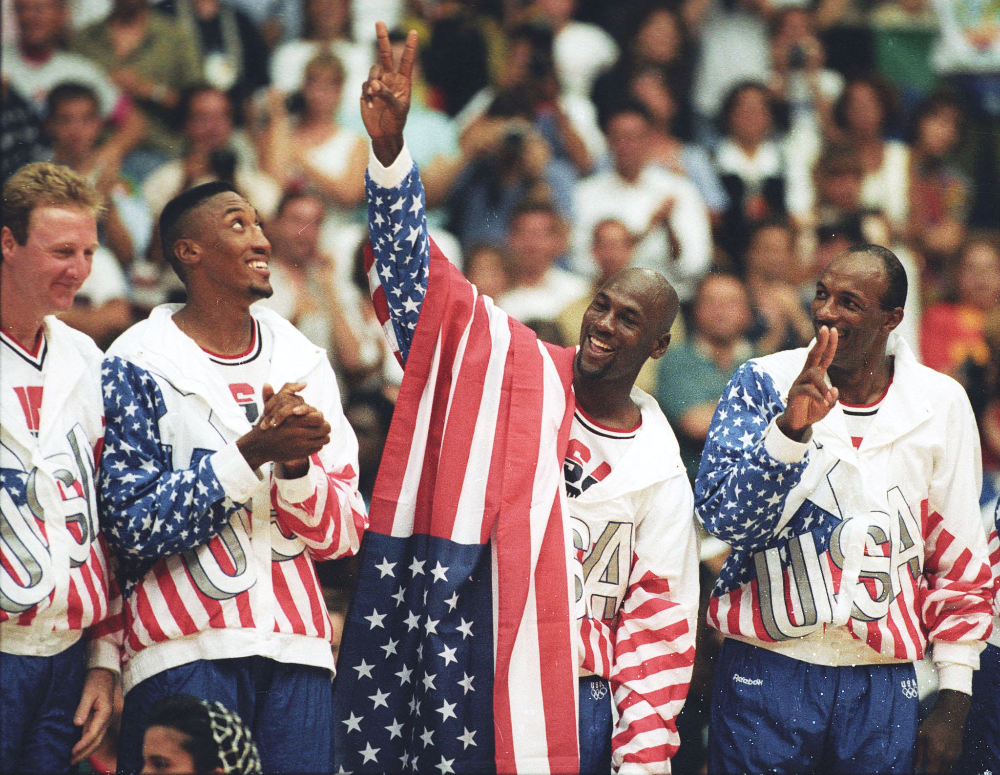 Larry Bird, Scottie Pippen, Michael Jordan y Clyde Drexler después de haber ganado la medalla de oro en Barcelona 92 (Reuters)