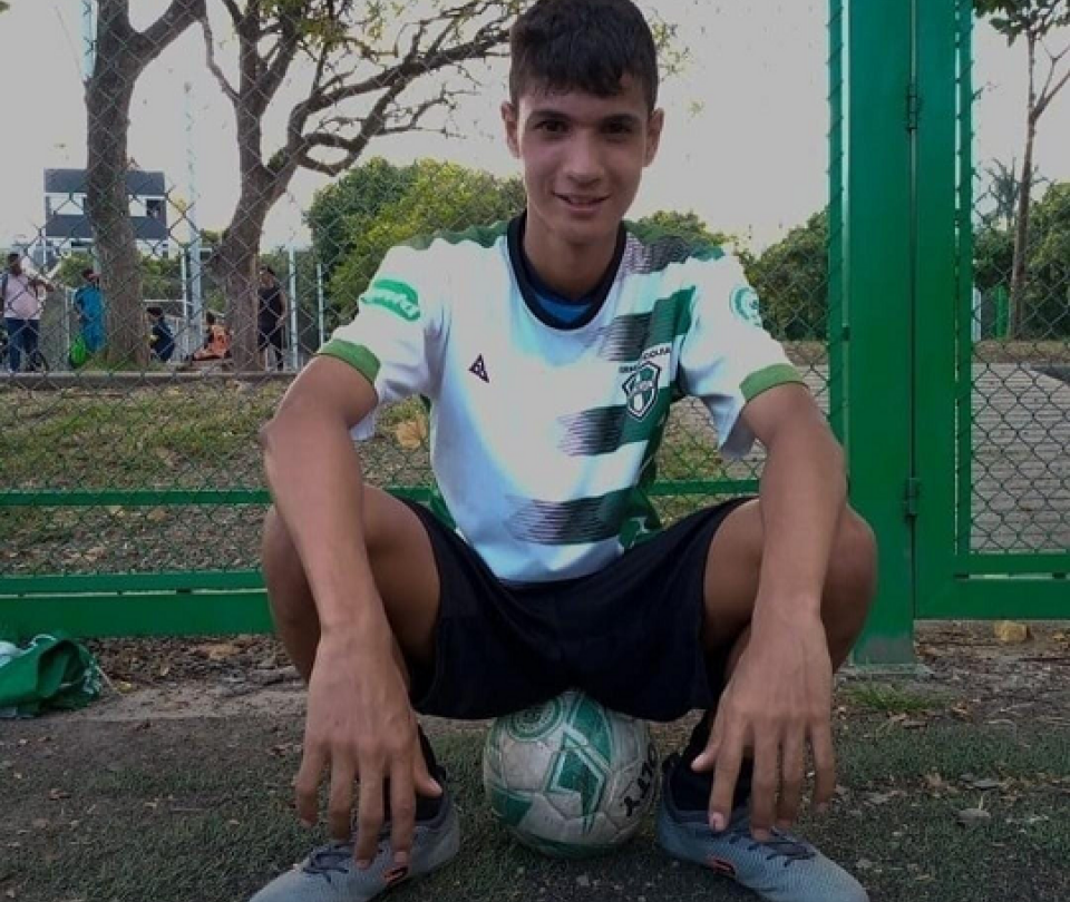 Medellín hoy | historia de Stiven Florez, joven futbolista con el sueño de ayudar a su mamá | Futbol Colombiano | Liga BetPlay