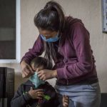 Como parte de las acciones de prevención de COVID-19, se implementó un protocolo de medición de temperatura a los niños, mujeres y hombres en el refugio un refugio de Baja California. 
(Foto: Omar Martínez  /Cuartoscuro