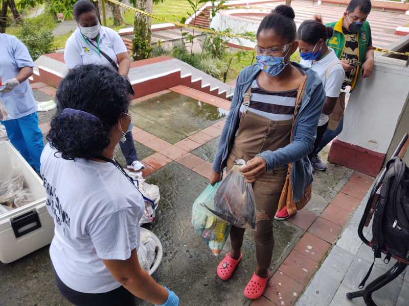 estudiantes de la univalle y la unipacifico reciben ayuda humanitaria por parte de la alcaldía distrital