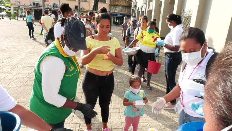 Venezolanos en Buenaventura reciben asistencia humanitaria de la Alcaldía