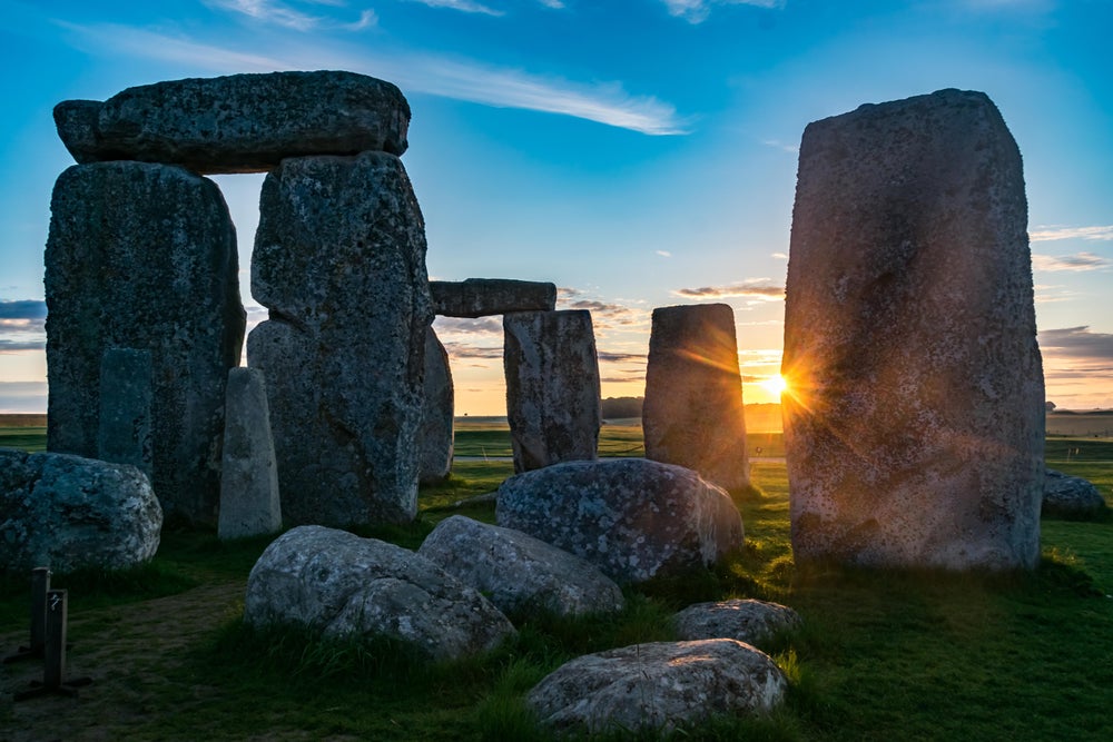 Arqueólogos hallan 'anillo de pozos' en los alrededores de Stonehenge