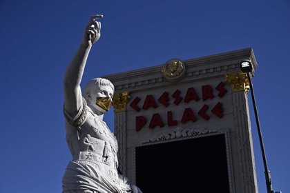 El personal de los casinos y hasta Julio César mismo debieron usar mascarillas faciales, pero los apostadores que circularon por Las Vegas se mostraron más reticentes. (David Becker/Getty Images/AFP)