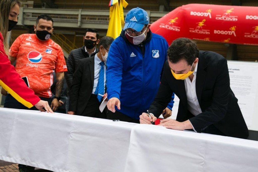 Barras de Millonarios firman pacto con el Distrito para celebrar los 74 años del equipo