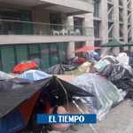 Coronavirus: Colombianos acampan frente a la embajada Chilena esperan un vuelo - Latinoamérica - Internacional