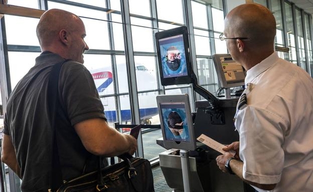 Un pasajero pasa por un sistema de reconocimiento facial en un aeropuerto de Virginia (EEUU).