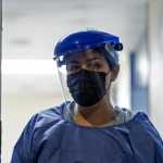 Ninguno de los 17,000 médicos contratados durante los próximos seis meses es especialista (Foto: Guillermo Arias / AFP)