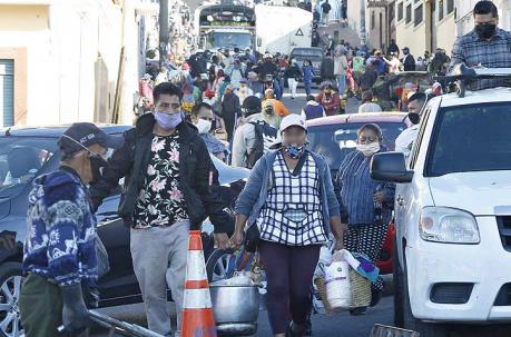 Ventas ambulantes retornaron en la calle Calderón, cerca de San Roque, en el centro. Foto: Eduardo Terán / EL COMERCIO