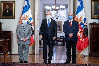 Oscar Enrique Paris, nuevo ministro de Salud de Chile; el presidente Sebastián Piñera; y el ex encargado de esa cartera, Jaime Mañalich (Sebastian Rodriguez/Chile Presidency/Handout via REUTERS)