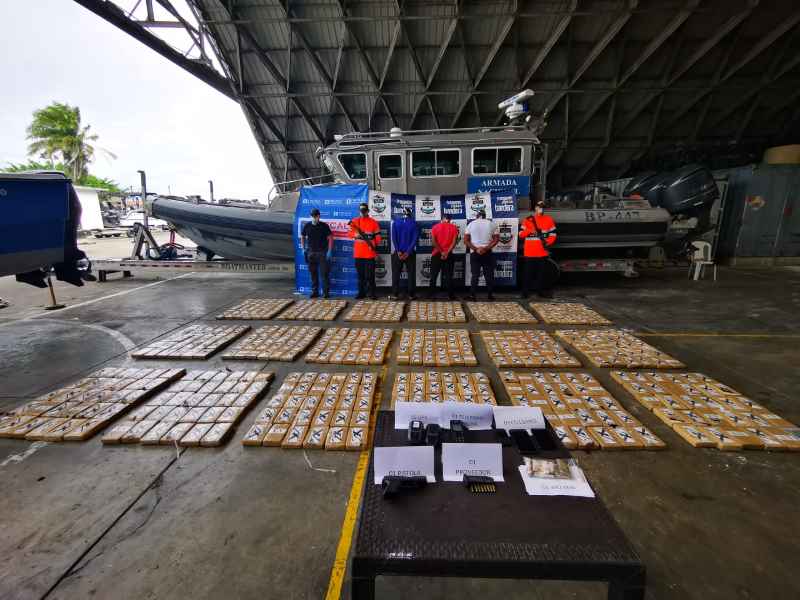 ARMADA DE COLOMBIA INTERCEPTÓ EMBARCACIÓN CON MÁS DE MEDIA TONELADA DE COCAÍNA EN EL PACÍFICO