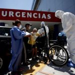 Trabajadores de salud reciben a un supuesto paciente con coronavirus en el hospital público "Tierra y Libertad", en Monterrey, México. 24 de julio de 2020 (Foto: REUTERS/Daniel Becerril)