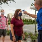 Empleados tomando la temperatura a una visitante en la entrada en  Disney World Resort en Lake Buena Vista, Florida (EEUU). EFE/Kent Phillips/Disney /SOLO USO EDITORIAL /NO VENTAS

