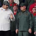 Nicolás Maduro con su ministro chavista de Defensa, Vladimir Padrino López, y Remigio Ceballos, comandante estratégico de operaciones de las Fuerzas Armadas Nacionales Bolivarianas (Reuters)