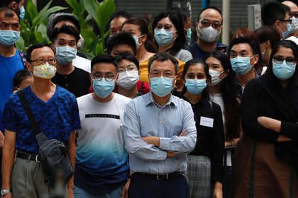 Personas usan mascarillas en Hong Kong